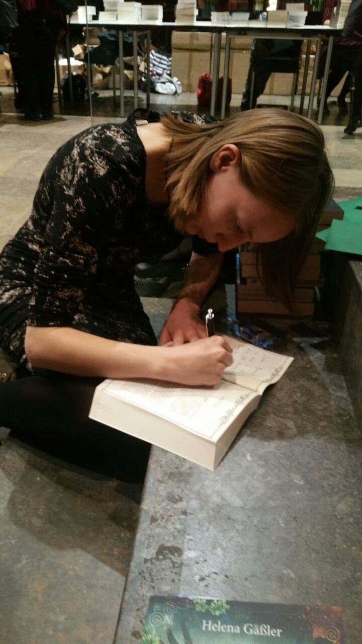 Helena Gäßler beim Signieren