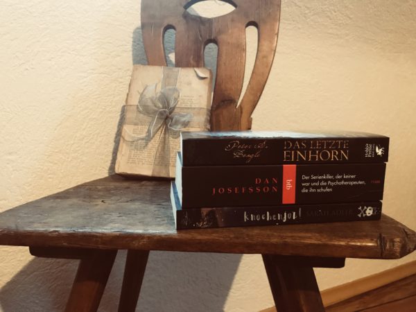 Bücherstapel aus drei Büchern