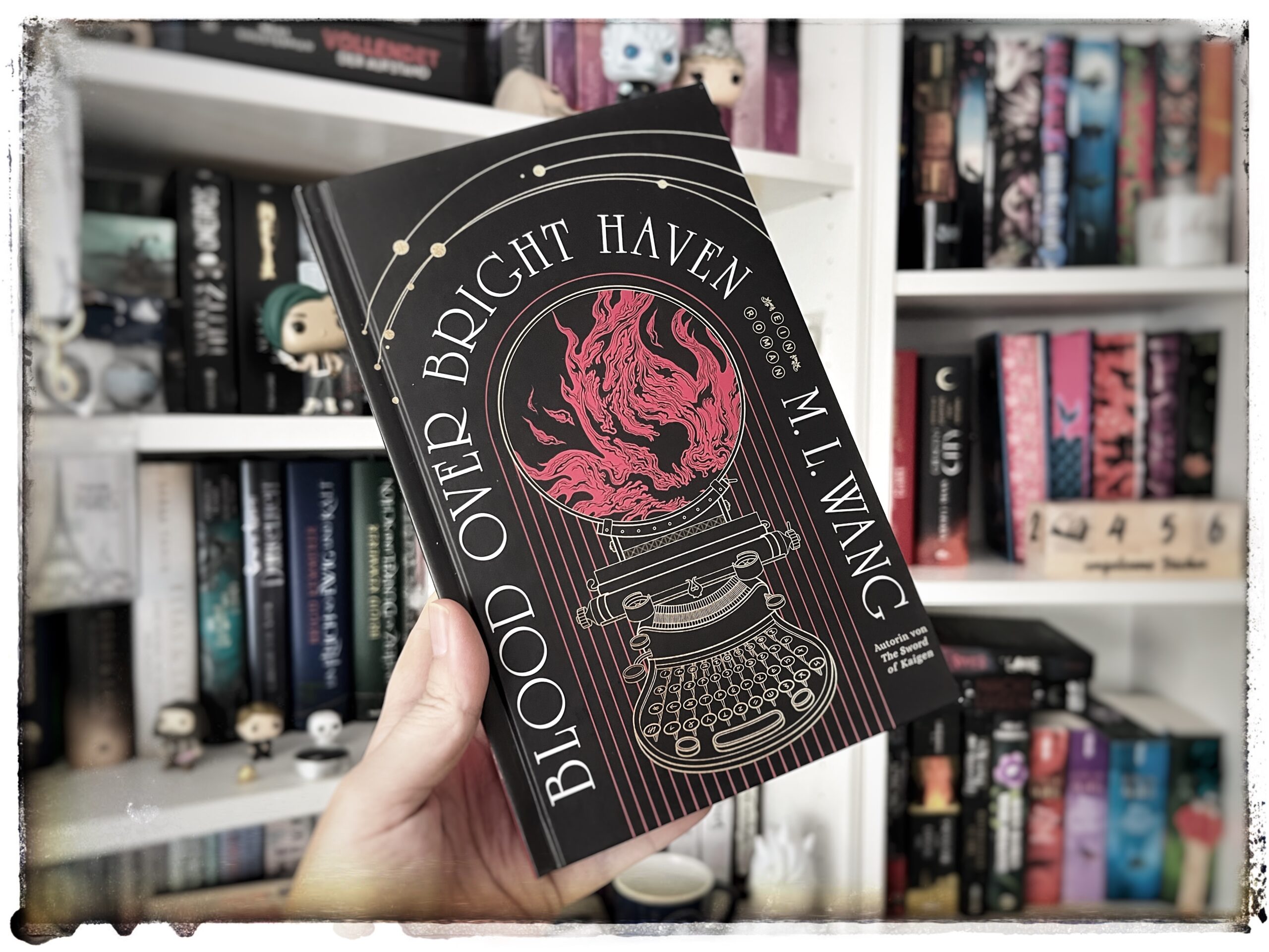 Rezension "Blood over bright haven" von M. L. Wang - Janas Lesehimmel